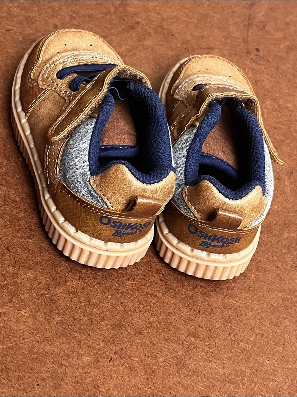 OshKosh B'gosh Tan and Navy Baby Walker Sneakers Size 6M EU 22
